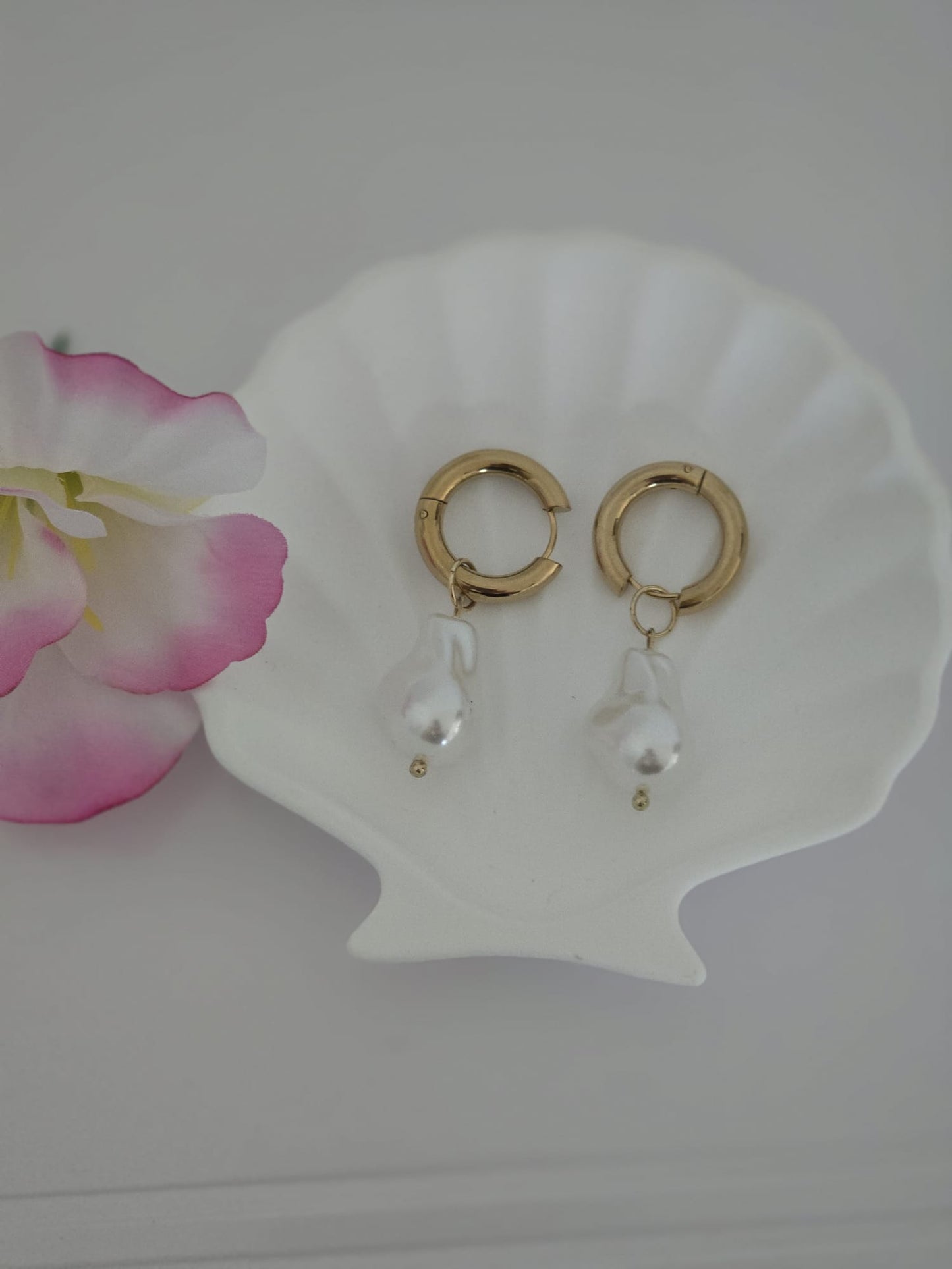 Aretes dorados con perlas